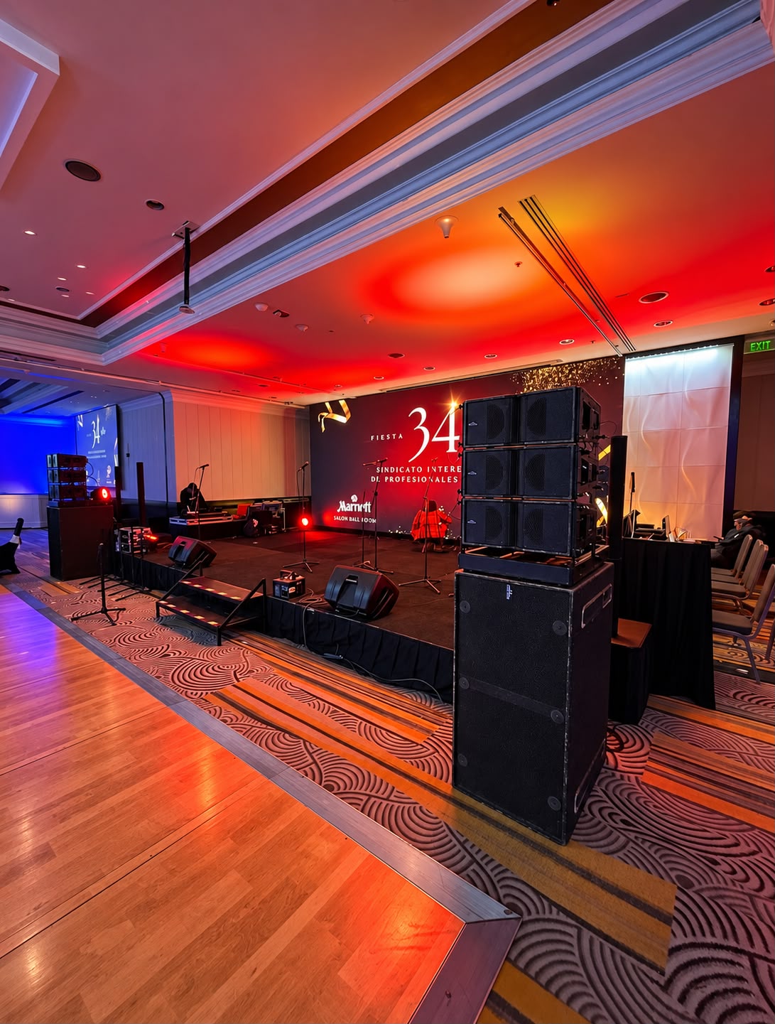 Montaje de sonido en un salón con iluminación cálida