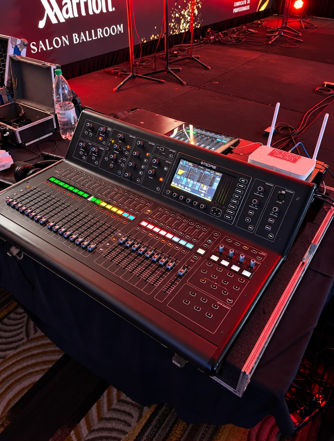 Nuestra consola Midas M32 en acción durante un evento.
